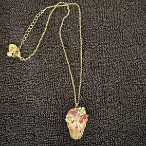 Betsey Johnson Gold Skull Pendant Necklace w/Pink and White Bliny Flowers.